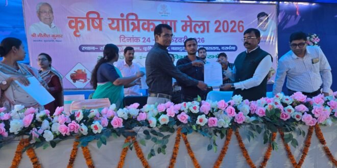 • बहादुरपुर प्रखंड के हरिदेव दास को मिला 04 लाख रूपये का चेक और 300 किसानों को मिला यंत्रों का परमिट 