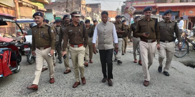 • होली को लेकर प्रशासन सक्रिय, डीएम-एसएसपी ने किये फ्लैग मार्च 