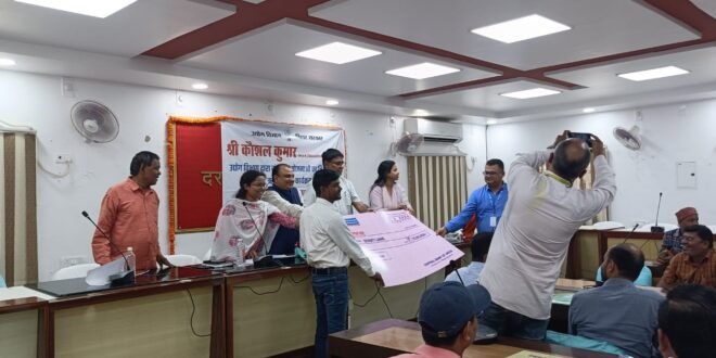 प्रधानमंत्री रोजगार सृजन कार्यक्रम और प्रधानमंत्री सूक्ष्म खाद्य उद्यम उन्नयन योजना अन्तर्गत विभिन्न बैंको के द्वारा किये गए ऋण आवेदनों की स्वीकृति एवं भुगतान की कार्रवाई से संबंधित लाभुको को ऋण स्वीकृति तथा भुगतान पत्र वितरित किये गए।    