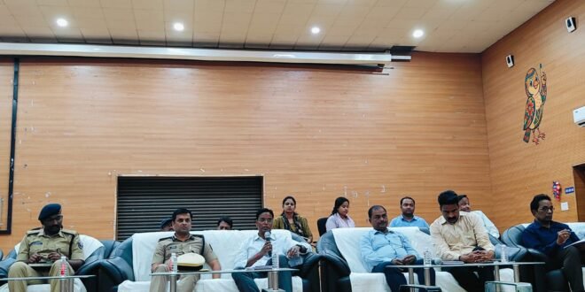 • डीएम व एसएसपी ने प्रतिनिक्त सभी दंडाधिकारी एवं पुलिस पदाधिकारी को किये ब्रीफिंग     • चच्पे चच्पे पर पुलिस बल की प्रतिनियुक्ति  • जुलूस एवं शोभा यात्रा में बजाने वाले नारा /संगीत पूर्व जांच कर लेंगे। डीजे पर प्रतिबंध रहेगा।