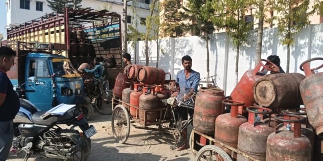 • 04 अप्रैल को 26445 एलपीजी गैस सिलेंडर वितरण होने की संभावना • आज 19 स्थलों पर छापामारी की गई।