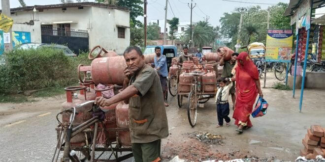 • मंगलवार को 26 हजार से अधिक एलपीजी गैस सिलेंडर होगा वितरण   •  वरीय पदाधिकारी द्वारा 04 गैस एजेंसी तथा 11 अन्य जगहों का औचक निरीक्षण किया गया