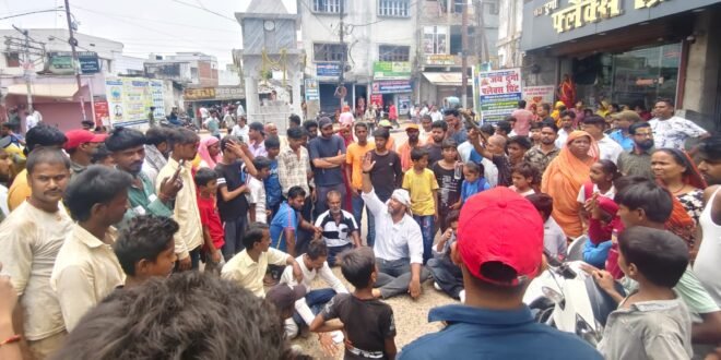 दरभंगा में चेन स्नैचिंग का विरोध करने पर दिन दहाड़े चाय दुकानदार की हत्या!   लोगों ने हसन चौक सड़क जाम कर घंटो किया प्रदर्शन