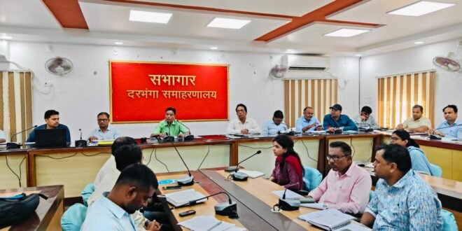 • डीएम की अध्यक्षता में राजस्व विभाग की विस्तृत समीक्षात्मक बैठक     • लापरवाही पर सख्त कार्रवाई की जाएगी