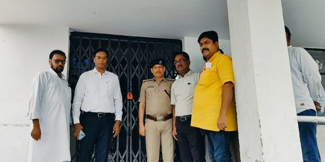 जिला निर्वाचन पदाधिकारी ने ई.वी.एम. वेयर हाउस का किये निरीक्षण 