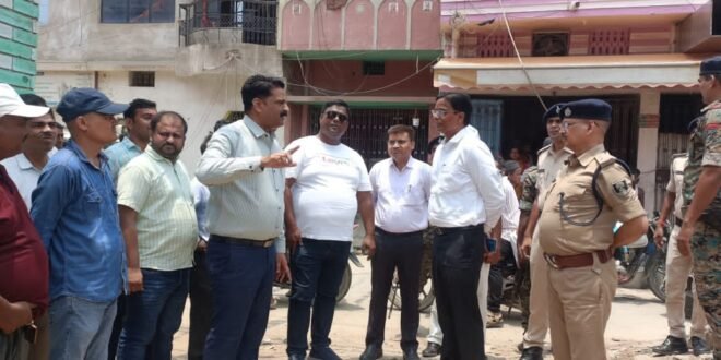 • सीएम आर्ट कॉलेज से कोतवाली थाना तक शेष सड़क ढलाई कार्य दो दिनों के अंदर पूर्ण करने का निर्देश,राम जानकी मंदिर रोड को तत्काल मोटरेबल बनाने का निर्देश 