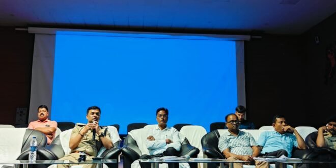 जिलाधिकारी एवं वरीय पुलिस अधीक्षक ने मुहर्रम में प्रतिनियुक्त दंडाधिकारियों एवं पुलिस पदाधिकारियों को किये ब्रीफिंग,   • ड्रोन एवं सीसीटीवी के माध्यम से हर एक गतिविधि पर पैनी नजर रखी जाएगी-डीएम 