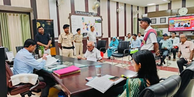• जिलाधिकारी की अध्यक्षता मे हुई जनसुनवाई और समाधान 
