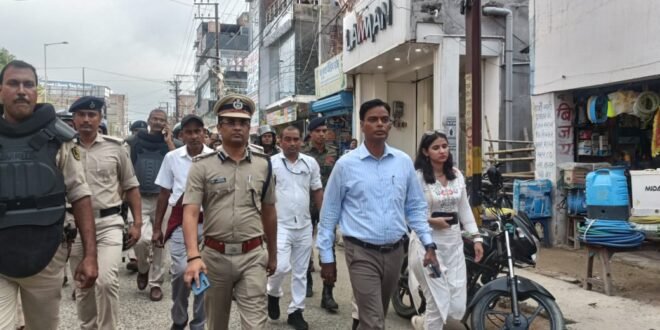 • डीएम एवं एसएसपी ने शहर के संवेदनशील क्षेत्रों में किया संयुक्त फ्लैग मार्च 