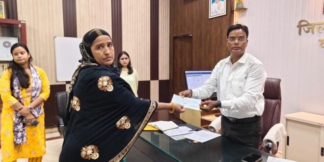 • सऊदी अरब में दिवंगत इमरान आलम खान की पत्नी को भारतीय दूतावास से प्राप्त ₹ 1,48,101 का चेक डी.एम ने किया सुपुर्द 